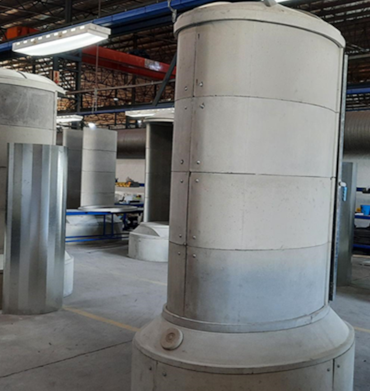 Concrete struture, with door of injection moulded plastic